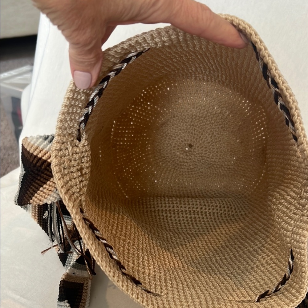 Elegant Cream and Black Handcrafted Bucket Bag - Picture 6 of 7